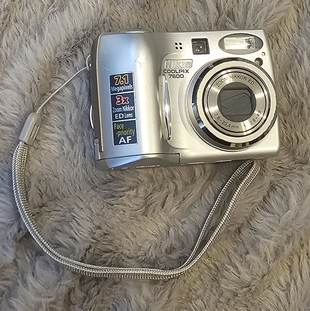 Nikon Coolpix 7600 Silver AA Battery Powered